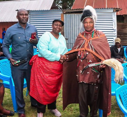 ruth odinga posing for a photo with a gikuyu council of eders during their visit to Bondo. PHOTO//https://www.facebook.com/100089817945495/posts/803605732643351/?rdid=jqKpgB0Af9PIdkmI#