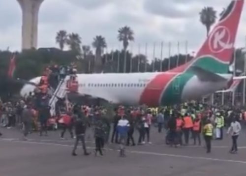 Crowd surges to board a Kenya Airways plane that carried Raila Odinga's body from India to Kenya. PHOTO/Screengrab by People Daily Digital
