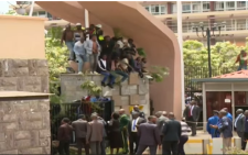Raila Odinga’s death: Crowd pushes through razor wires to reach Parliament