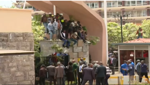 Mourners scale Parliament perimeter wall ahead of Raila’s body viewing: PHOTO/Screngrab by People Daily Digital