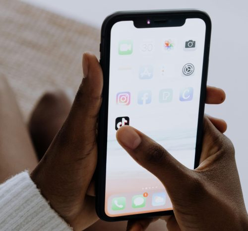 Aperson on social media, images used for illustrations only: PHOTO/Pexels