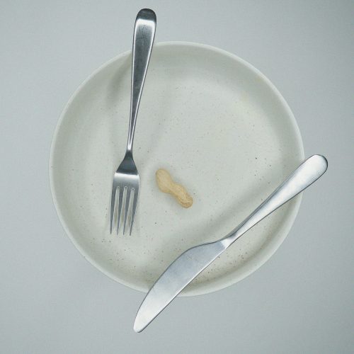 An empty plate illustrating fasting, PHOTO//@Pexels