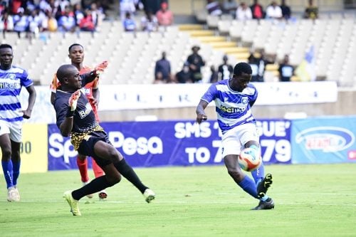 Kenya Police FC goalkeeper Job Ochieng makes a crucial save to keep AFC Leopards’ Tyson Otieno from scoring at Kasarani Stadium. PHOTO/@AFCLeopards/X