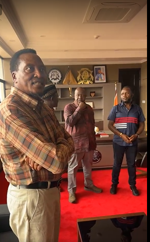 Jubilee party flag bearer together with Kisii senator Richard Onyonka during their visit to George Natembeya at the county offices. PHOTO//Screengrab by People Daily Digital
