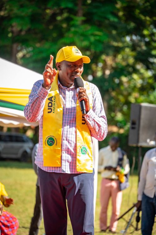 Majority leader Kimani Ichungwah addressing grassroot members at Kangaru girls Embu. PHOTO/Brian Malila