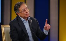 Colombian president threatens to take up arms in case of US invasion