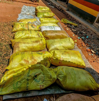 Police officers from Kogelo Police Station, Siaya Sub-County, today recovered 990 litres of suspected chang’aa in the Uuna area along the Ng’iya–Ndori Road, within South East Alego Location on Sunday, January 18, 2026. PHOTO/@NPSOfficial_KE/X