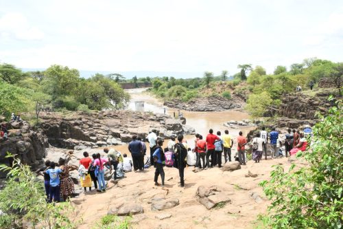 Members of the public mill around Kerio River at the border of Baringo and Elgeyo Marakwet counties where Rodgers Kiplimo, a local diver drowned. PHOTO/Wycliff Kipsang