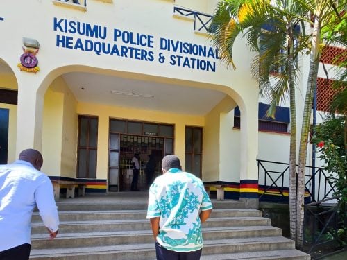 James Orengo walks to Kisumu Police Divisional Headquarters and Station to follow up on the investigation into the attack on Senator Godfrey Osotsi. PHOTO/@orengo_james/X