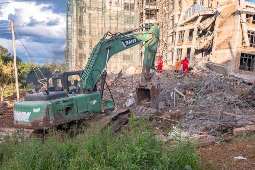 Kenya Red Cross officers at the Kajiado building collapse site during ongoing search and rescue operations. PHOTO/@KenyaRedCross/X