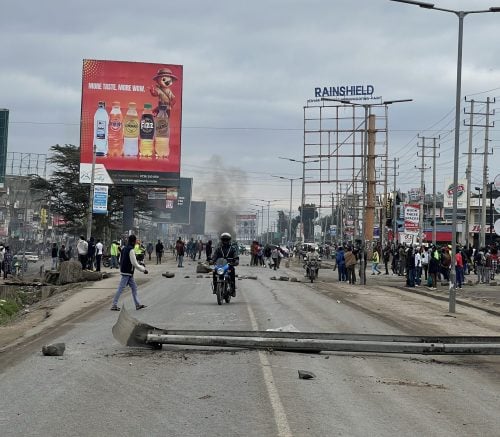 Demonstrators lit bonfires using tyres and used stones to block roads, effectively rendering several routes in Kitengela impassable. PHOTO/@kipronobett_/X