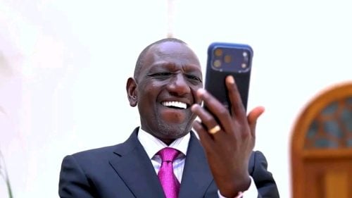 An image of President William Ruto staring at a phone. PHOTO@dailyexpresskenya/Instagram