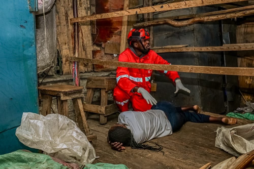 A Kenya Red Cross staff member attends to a victim during the Gikomba market fire on Sunday, June 21, 2026. PHOTO/@KenyaRedCross/X