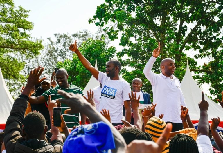 Irungu Kang’ata displays ‘Wantam’ symbol as he arrives for Linda Mwananchi rally in Kisii