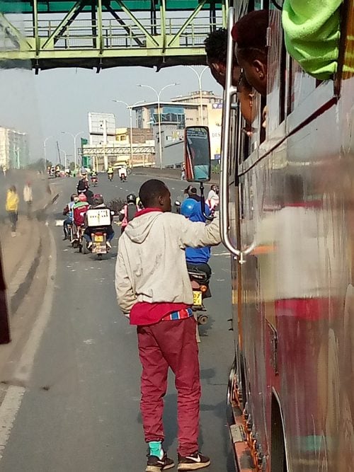 Motorists along the Thika Superhighway face disruption as demonstrators suspected to be goons block the road. PHOTO/Screengrab by People Daily Digital/@motoristsoffice/X