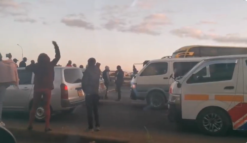 Police roadblock diverting all Nairobi-bound traffic towards Kimbo service lane along Thika Road. PHOTO/Screengrab by People Daily Digital/@ThikaTowntoday/X