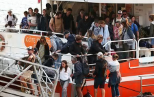 France orders tourist evacuation as hundreds flee wildfires by boat
