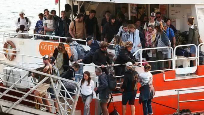 France orders tourist evacuation as hundreds flee wildfires by boat